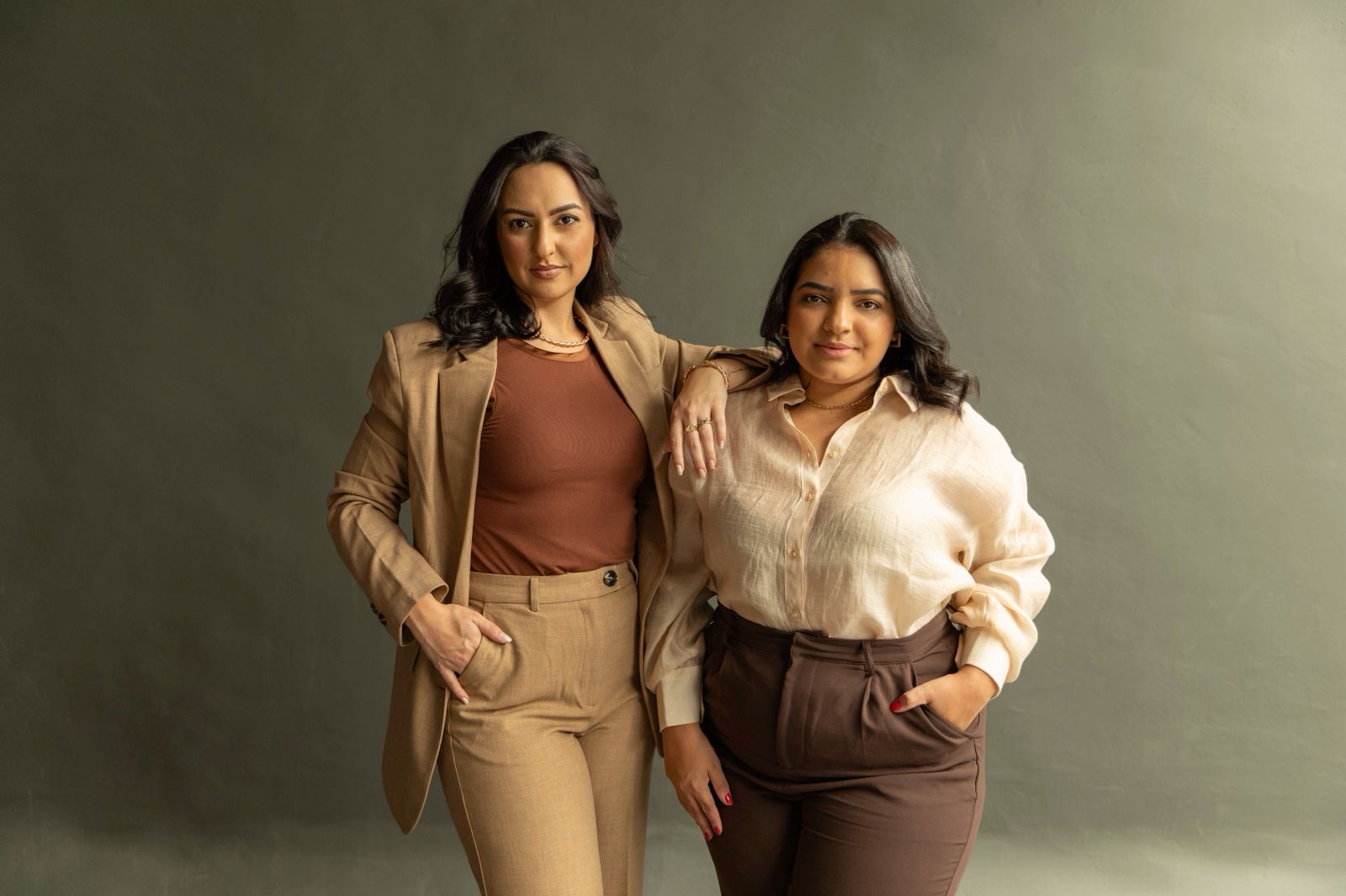 Advogadas profissionais sorrindo e confiantes